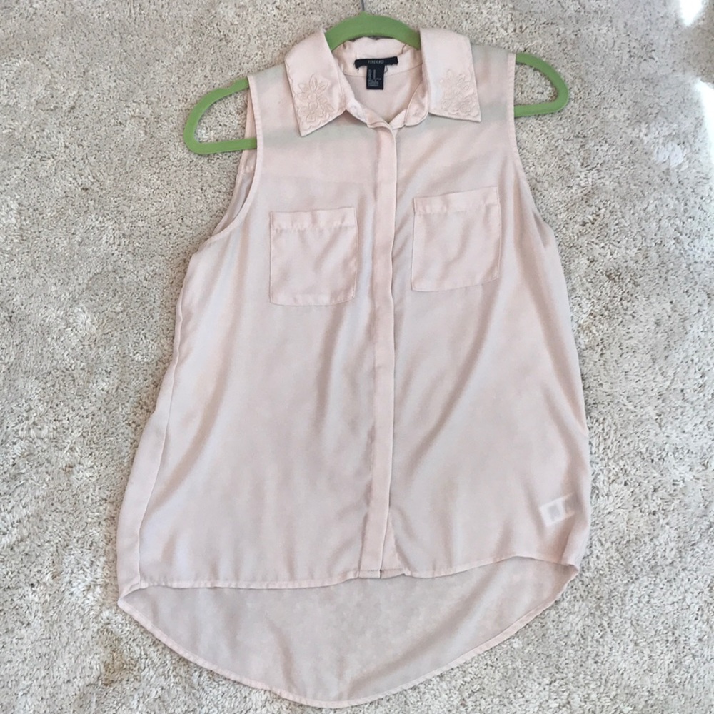 Sleeveless collared shirt